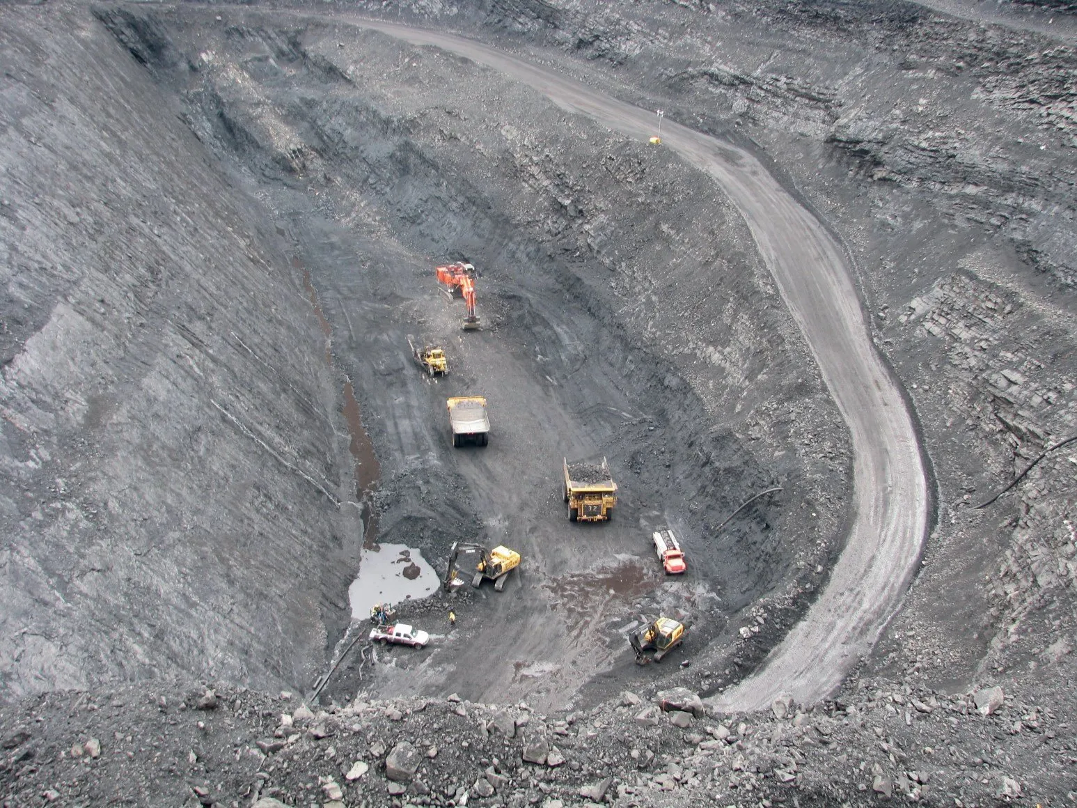 Drills and support equipment working the narrowing Burnt Ridge South pit