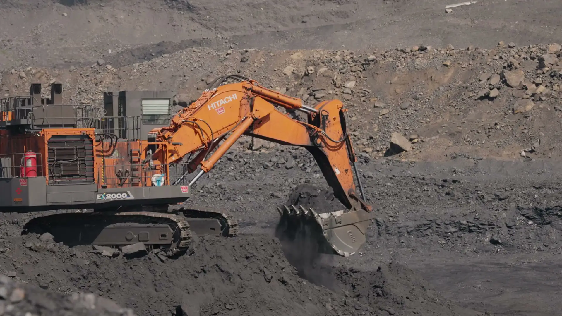 Hitachi EX2000 excavator digging on an active bench